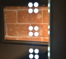 Le cadre en brique vu dans le miroir éclairé