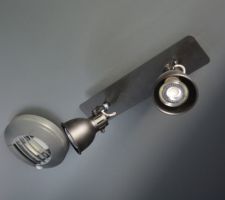 Un des 2 spot LED est dédié à l'éclairage du "tableau brique". C'est une ampoule spécial musée à angle 10°.