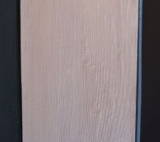 Mise en valeur des matériaux de la cloison : ici la poutre, vernie avec un vernis meuble mettant en valeur les veines du bois. Délimitation parfaite avec la technique du mastic avec le scotch.