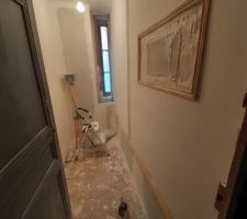 Les baguettes du cadre et du soubassement sont posées, les poussières sont aspirées, on va pouvoir passer à la peinture !
