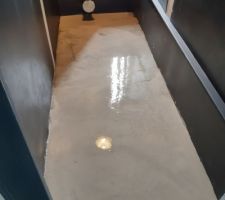 Sol a moiti&eacute; en plancher irr&eacute;gulier et &agrave; moiti&eacute; en sorte de b&eacute;ton fissur&eacute; et affaiss&eacute;. Poser le parquet direct dessus ? La notice dit qu'il faut maximum 3mm de creux/bosse sur 3m de distance, on en est tr&egrave;s tr&egrave;s loin ! Donc on colmate &agrave; la mousse expansive et au mastic, primaire d'accrochage et on est parti pour un ragr&eacute;age !
