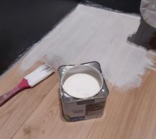 Application de la teinte (vernis meuble mettant en valeur les veines du bois), sur les poutres murale et sur le parquet