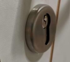 Réserve 18 : Canon de la porte de service du cellier, à remplacer