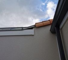 Réserve 13 : Absence d?enduit du pignon gauche, à la jonction de la gouttière et de la noue, à traiter