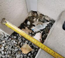 Réserve 11 : Réservation insuffisante, entre la construction voisine et le regard EP à gauche de la façade principale, pour la création d?un mur de clôture