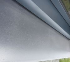 Réserve 12 : Rayures des 4 appuis de fenêtres préfabriqués gris, à traiter