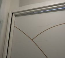 Réserve 21 : Encadrement de la porte, à l?intérieur des WC, à fixer