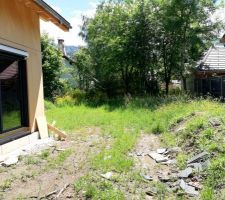 Jardin à débroussailler et porte fenêtre de la chambre parentale
