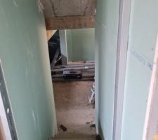 Placo en cours - descente d'escaliers vers sous-sol