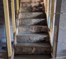 Escalier maconn&eacute; du garage
