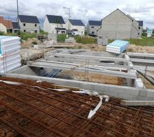 Les 6 rangs de parpaings du vide sanitaire sont montés.