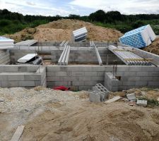 Les 6 rangs de parpaings du vide sanitaire sont montés.