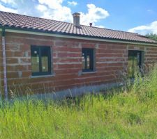 Pose des menuiseries / 1 journée
Vue arrière 
Baie vitrée (2m de largeur) + fenêtres des deux chambres