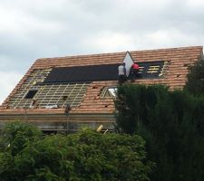 Pose des tuiles et des panneaux photovoltaïques côté jardin