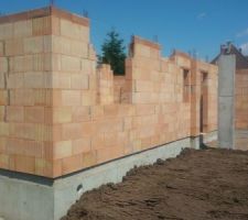 Apr&egrave;s l'&eacute;l&eacute;vation des murs du RDC, remblaiement de la terre pour mettre &agrave; niveaux.
La prochaine &eacute;tape &eacute;tant la viabilisation avec le branchement de l'eau.