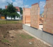 Apr&egrave;s l'&eacute;l&eacute;vation des murs du RDC, remblaiement de la terre pour mettre &agrave; niveaux.
La prochaine &eacute;tape &eacute;tant la viabilisation avec le branchement de l'eau.