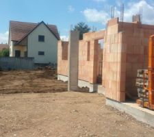 Apr&egrave;s l'&eacute;l&eacute;vation des murs du RDC, remblaiement de la terre pour mettre &agrave; niveaux.
La prochaine &eacute;tape &eacute;tant la viabilisation avec le branchement de l'eau.