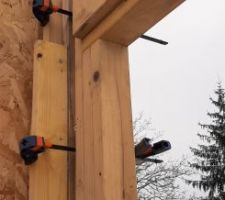 Mise en place de cales pour tenir le mur en position pendant le levage. Et l'autre mur de droite pour l'empêcher de s'écarter.