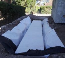 Mise en place d'un géotextile intérieur au bassin afin d'éviter le poinçonnement de la bache par les ecoblocs - 050721