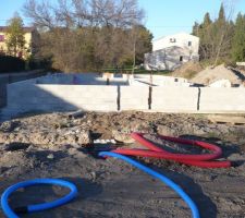 Passage des gaines pour l'eau et l'electricité dans le sol et les fondations