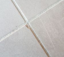 Plusieurs carreaux cassé et constaté non repris ,mais aussi un carrelage mal posé sur toute la surface du RDC.