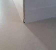Plusieurs carreaux cassé et constaté non repris ,mais aussi un carrelage mal posé sur toute la surface du RDC.