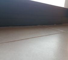 Plusieurs carreaux cassé et non repris ,mais aussi un carrelage mal posé sur toute la surface du RDC.