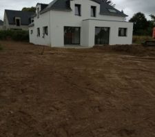 &Eacute;talement des terres,empierrement pour pr&eacute;paration de la terrasse.