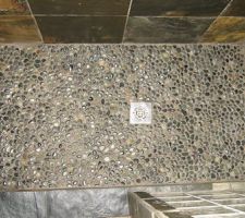 Douche italienne superbe avec dalle de galet noir