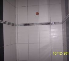 Coin fixation du meuble Koala noir et blanc sdb bas