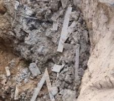 Chantier qui sert de poubelle avec du carrelage provenant d'un autre chantier