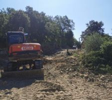 Reprise du chemin avec un pelle bien plus grosse, ca va beaucoup plus vite !!