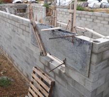 Encadrement d'une fen&ecirc;tre de courette coffr&eacute;e, poteaux coffr&eacute;s et coul&eacute;s