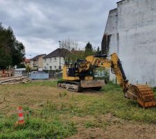 La pelleteuse est arriv&eacute;e sur le terrain. D&eacute;but imminent du terrassement.