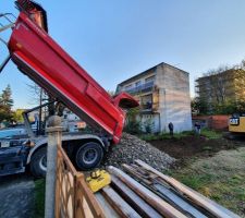 D&eacute;but du terrassement.
Pierrage du chemin d'acc&egrave;s pour le retrait de la terre, la livraison du b&eacute;ton et des briques etc...