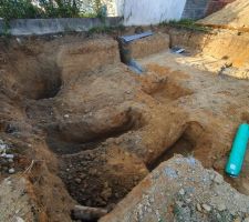 Puits de fondation dispos&eacute;s &agrave; des endroits strat&eacute;giques pour la reprise de charge.