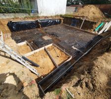 Coffrage pour la dalle du sous sol.
ferraillage + protection avec un film polyane