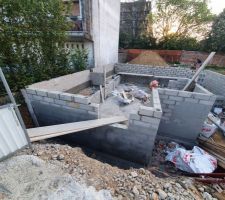 Les murs en parpaings pleins all&eacute;g&eacute;s montent.
Vide sanitaire de 1,2 sur la gauche, le long des fondations du b&acirc;timent attenant.