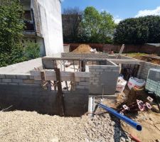 Les murs du sous sol sont finis.
Mise en place d'un mortier d'&eacute;tanch&eacute;it&eacute; + drainage sur lit de gravillon au pied des fondations avec feutre type BIDIM au dessus des drains.
Raccordement des drains &agrave; un puisard.