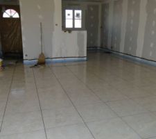 R&eacute;alisation de la chape et pose du carrelage en m&ecirc;me temps. M&eacute;thode vraiment rapide !