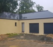 Devant de maison décaissé, car l'entreprise d'assainissement m'avait mis toute la mauvaise terre devant, et avec cette pluie cette année.......