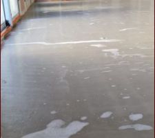 Chape coulée mardi. Pas mal de laitances. Un ponçage est prévu avant la pose du carrelage au mois de septembre.