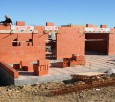 Murs RDC &eacute;lev&eacute;s. Pose des volets roulants &eacute;lectriques   rang&eacute;e sup&eacute;rieure de briques avant le plancher.
Vue g&eacute;n&eacute;rale.