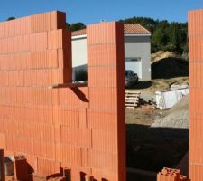 Murs RDC &eacute;lev&eacute;s. Porte entr&eacute;e, fen&ecirc;tre toilettes.