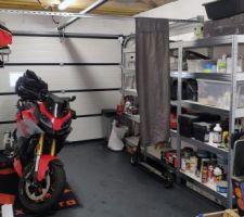 Installation d'étagères et rangement du garage en cours