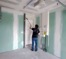 Pr&eacute;paration et d&eacute;poussi&eacute;rage des murs avant mise en peinture