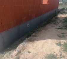 Enduit hydrofuge sur le vide sanitaire + pose des grilles d'aération sur deux côtés de la maison (le derrière de la maison et le coté)