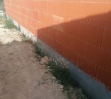 Enduit hydrofuge sur le vide sanitaire + pose des grilles d'aération sur deux côtés de la maison (le derrière de la maison et le coté)