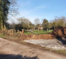 Abattage de la haie et terrassement de l'all&eacute;e