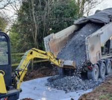 Abattage de la haie et terrassement de l'all&eacute;e